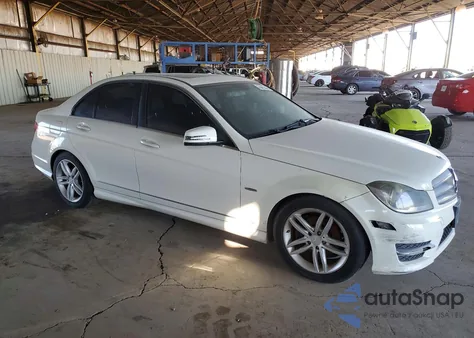 2012 Mercedes-Benz C 250 z USA, uszkodzony, nr VIN WDDGF4HB1CA619897